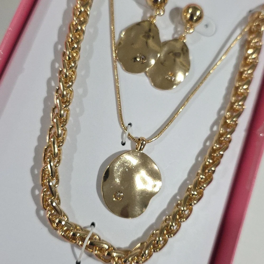 Laundry by Shelli Segal Gold-Tone Necklace & Earrings Set – Elegant Jewelry